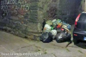 Viterbo - Immondizia in piazza Dante