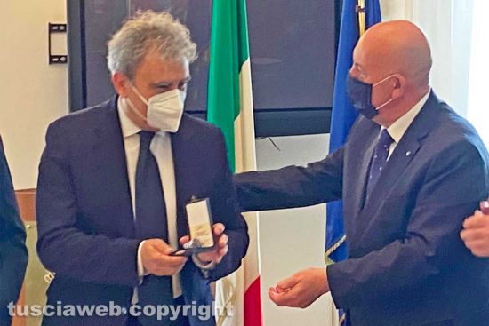 Viterbo - La consegna delle medaglie d’onore in prefettura - Il figlio Elvio Potenziani per Filippo Potenziani