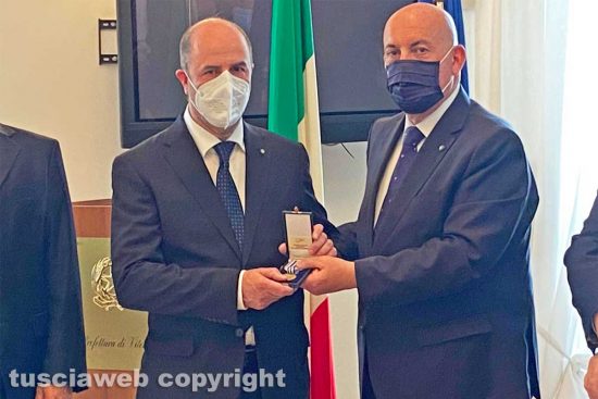 Viterbo - La consegna delle medaglie d’onore in prefettura - Il nipote Marco Ranucci per Nicola Ranucci