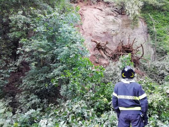 Viterbo - Vigili del fuoco - Frana in strada Mezzogrosso