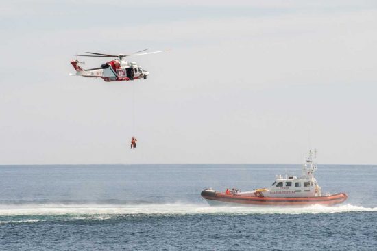 Santa Marinella - Esercitazione della Guardia costiera davanti ai pazienti dell'Ospedale pediatrico Bambino Gesù