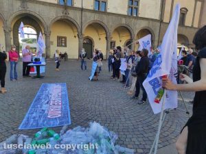 Viterbo - Non ce la beviamo - Manifestazione in piazza del Comune