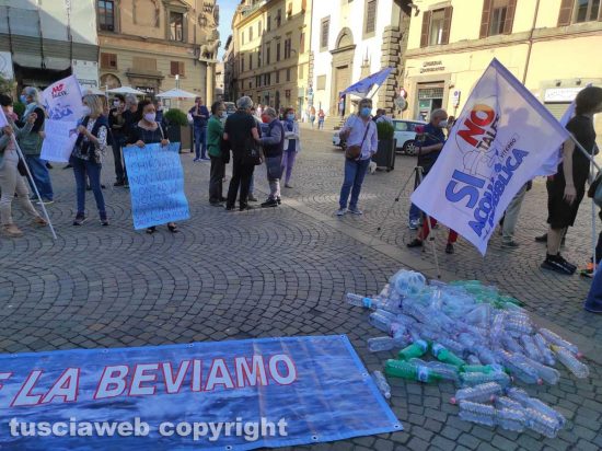 Viterbo - Non ce la beviamo - Manifestazione in piazza del Comune