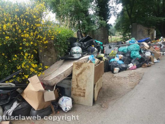 L'isola ecologica in strada Filante