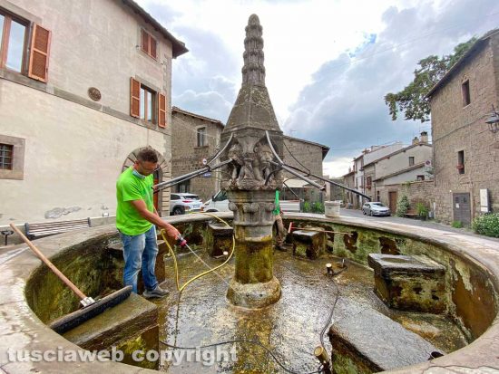 Viterbo - La pulizia della fontana di Pianoscarano