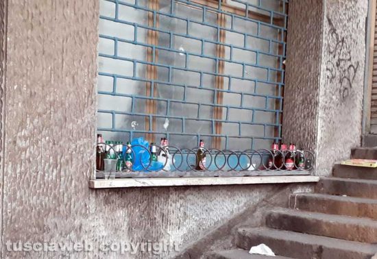 Viterbo - Bottiglie e lattine di birra abbandonate nella zona del Sacrario