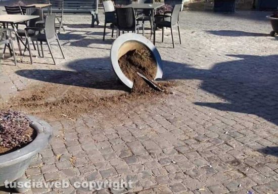Civita Castellana - Le fioriere distrutte in piazza Matteotti