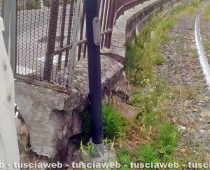 Il muro del passaggio a livello di Bagnaia danneggiato
