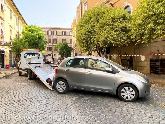 Viterbo - La rimozione delle automobili in via Tommaso Carletti