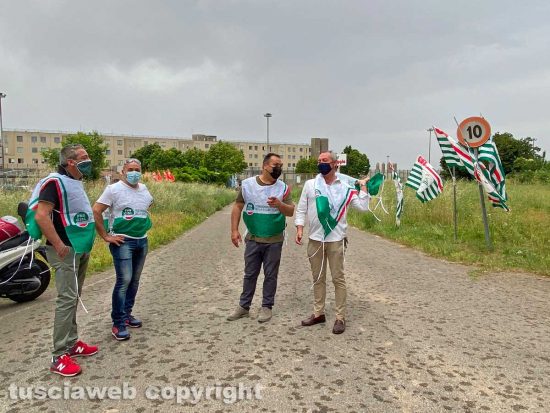 Viterbo - La protesta della Fns Cisl davanti al carcere di Mammagialla