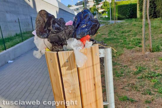 Incuria nel passaggio pedonale tra via Monti Cimini e via Monte Nevoso