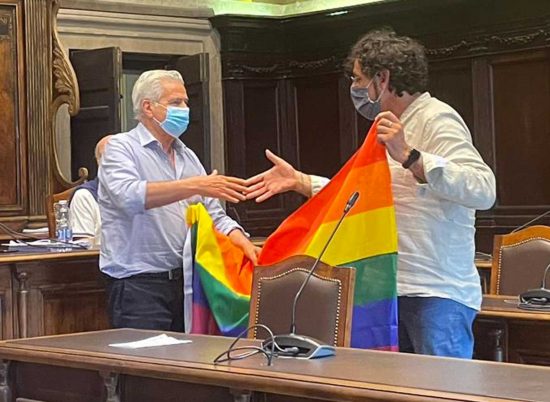 Viterbo - Comune - Erbetti regala la bandiera arcobaleno ad Arena