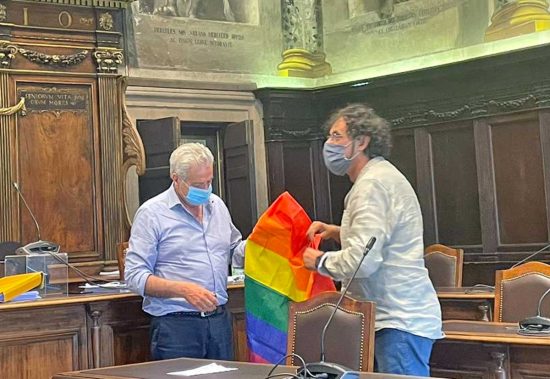 Viterbo - Comune - Erbetti regala la bandiera arcobaleno ad Arena