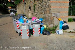 Rifiuti in via Valerio Tedeschi