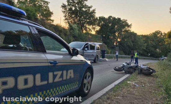 Viterbo - Scooter sbanda su strada Carcarelle