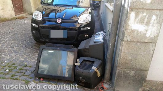 Viterbo - Tre tv abbandonate tra via della Casaccia e via della Morretta