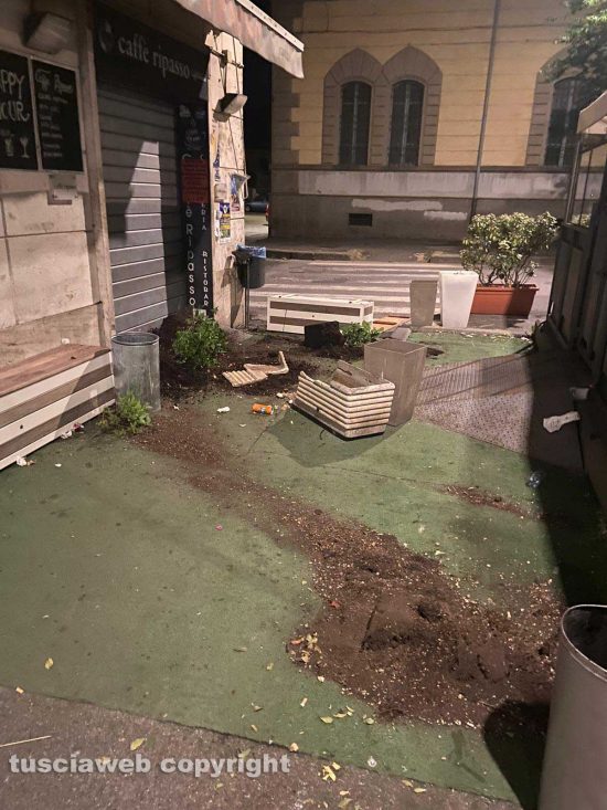 Viterbo - Vandali al bar Caffè Ripasso