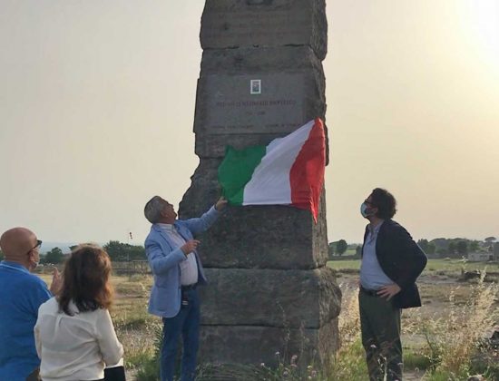 Il sindaco Arena scopre la stele di Dante
