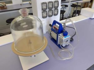 Tarquinia - Gli strumenti nel laboratorio del liceo scientifico Iiss Cardarelli