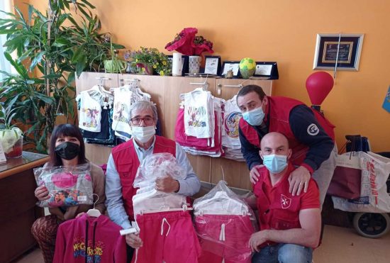 Viterbo - Donati 10mila capi di abbigliamento estivo