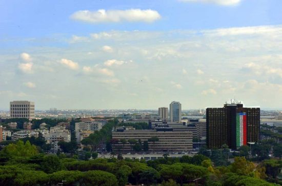 La bandiera di Poste per tifare gli Azzurri