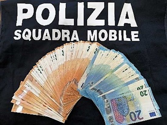 Terni - Polizia - I soldi sequestrati, nascosti nell'appartamento
