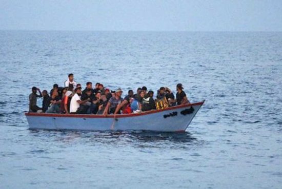 Una nave con a bordo migranti