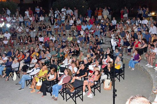 La platea del parco di Tuscania gremita 
