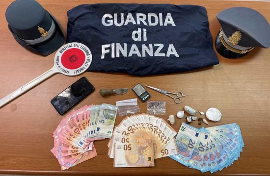 Terni - Guardia di finanza - La droga e i soldi sequestrati