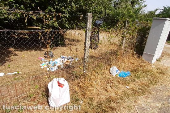 Caprarola - I rifiuti alla chiesetta di Santa Lucia