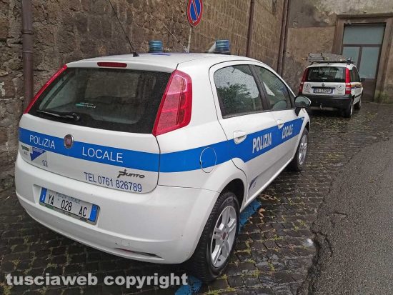 Montefiascone - Sassi franano sulla Verentana - L'intervento dell'Asvom Odv e della polizia locale