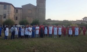 Bagnoregio - Le autorità servono la cena ai volontari della croce rossa