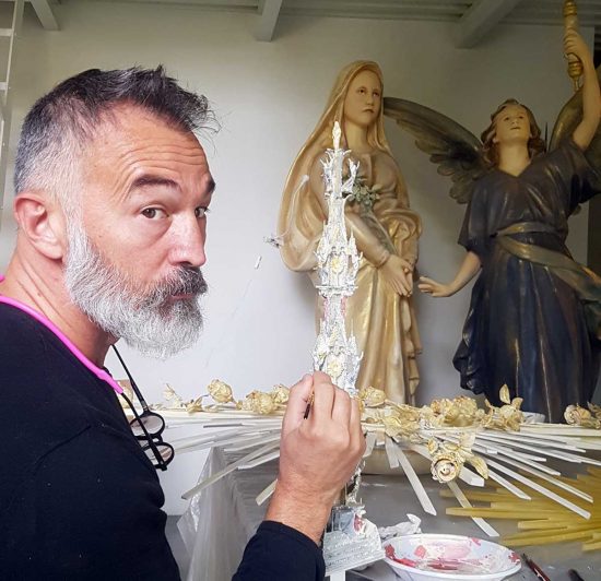 Raffaele Ascenzi col bozzetto di Gloria