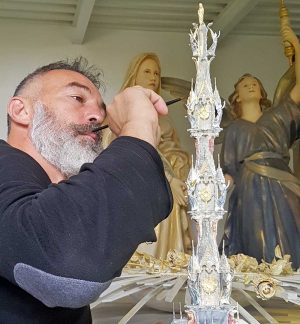 Raffaele Ascenzi col bozzetto di Gloria