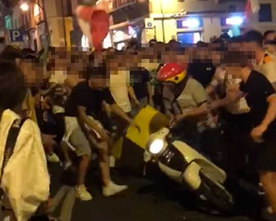 Cagliari - Rider spintonato fatto cadere durante i festeggiamenti per la vittoria dell'Italia