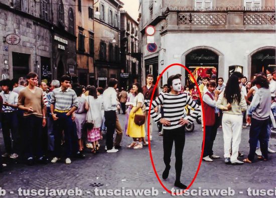 Lo Spigolo - Guido Landucci "mimo" in piazza delle Erbe il 21 luglio 1980
