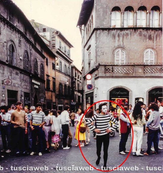 Lo Spigolo - Guido Landucci "mimo" in piazza delle Erbe il 21 luglio 1980