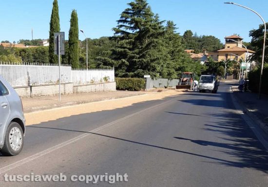 Montefiascone - Camion perde il carico di grano