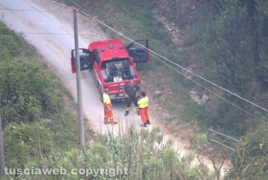 Civita Castellana - Sterpaglie in fiamme in via Belvedere Falerii Veteres