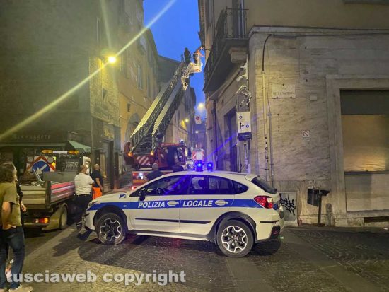 Viterbo - Cadono calcinacci, chiuso il Corso