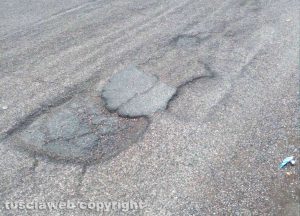 Viterbo - Manto dissestato in strada della Capretta