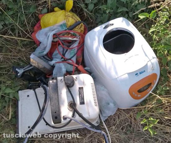 Viterbo - Rifiuti abbandonati in strada Rinaldone