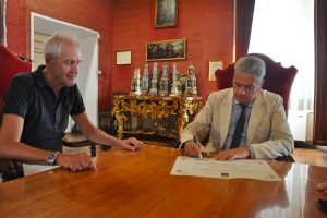 Il sindaco Giovanni Arena consegna un attestato di merito all'allenatore Fulvio Colini