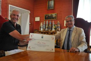 Il sindaco Giovanni Arena consegna un attestato di merito all'allenatore Fulvio Colini