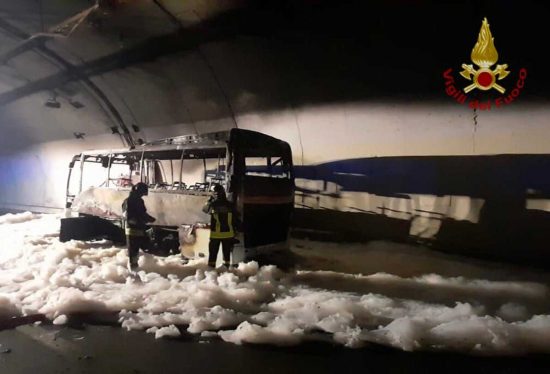 Lecco - Autobus in fiamme in galleria