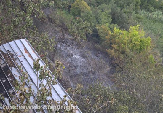 Civita Castellana - Sterpaglie in fiamme in via Belvedere Falerii Veteres
