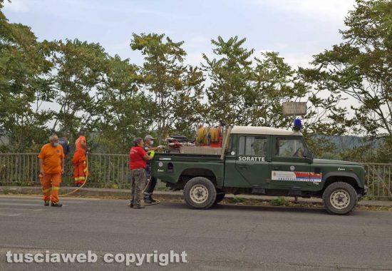 Civita Castellana - Sterpaglie in fiamme in via Belvedere Falerii Veteres