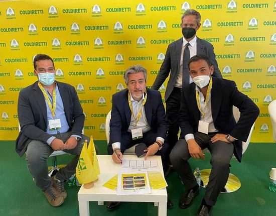 La firma della petizione lanciata da Coldiretti Lazio contro i pannelli solari su suolo agricolo produttivo