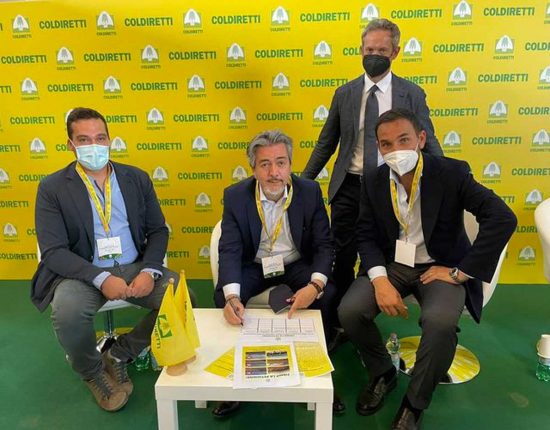 Coldiretti - La firma della petizione da parte del sottosegretario Battistoni
