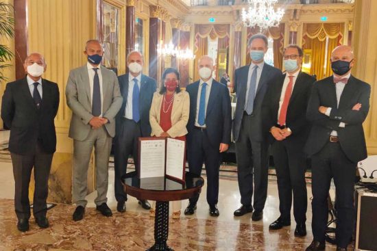 Roma - Un momento della firma dell'accordo quadro